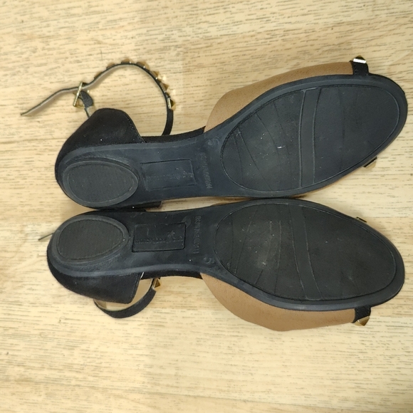 Woman’s Montego Bay Club Beige and Black Sandals Size 5 - Picture 2 of 4